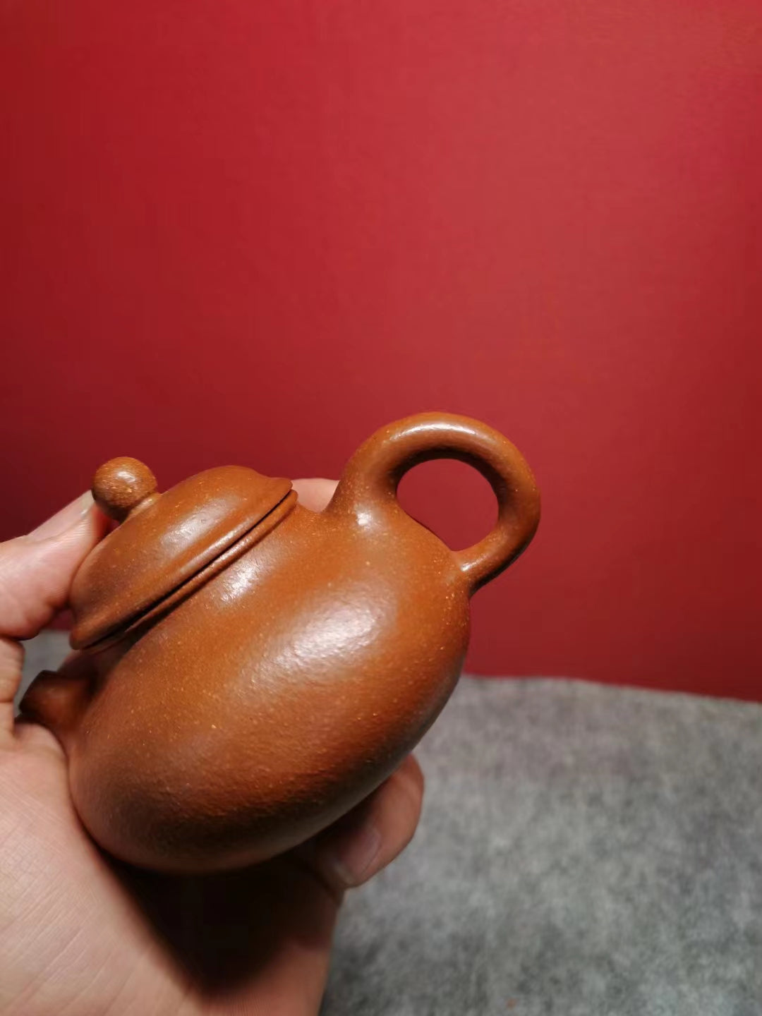 The purple clay teapot made of red purple clay has a capacity of 130cc